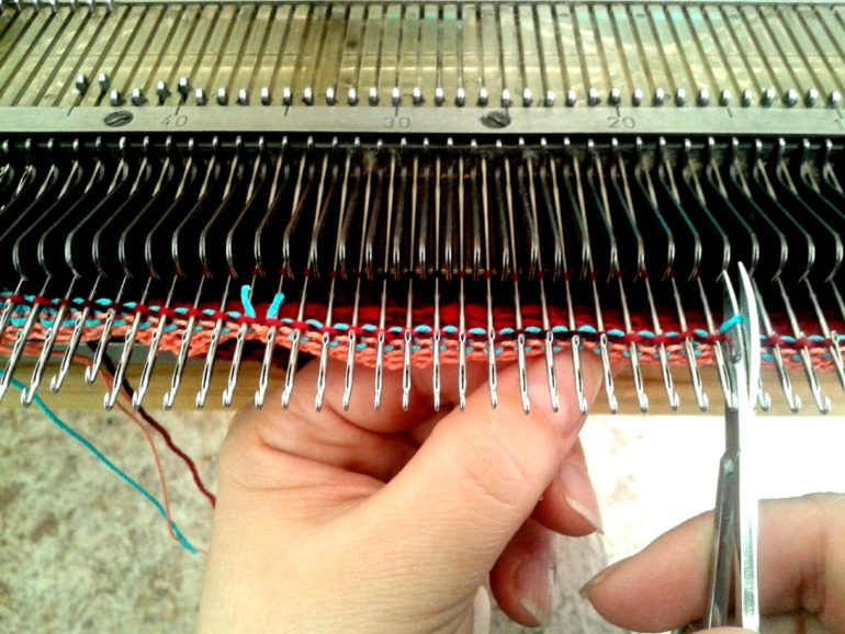 Достаём бабушкину вязальную машину.....