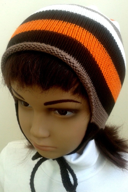 Шапочки, шарфики много))))))