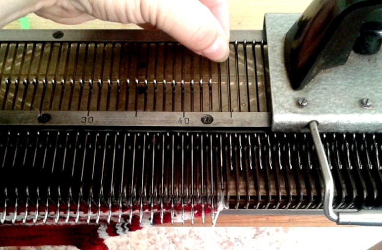 Достаём бабушкину вязальную машину.....