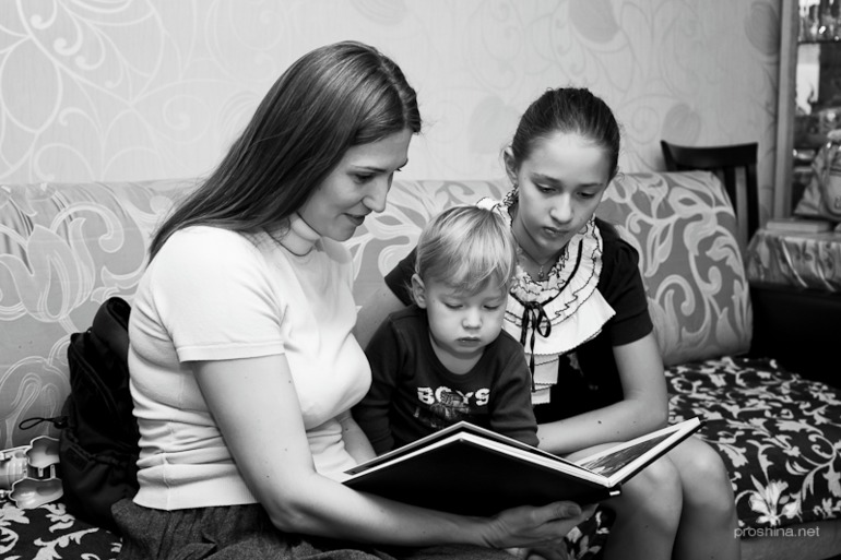 Сборы маленького Алексея в церковь