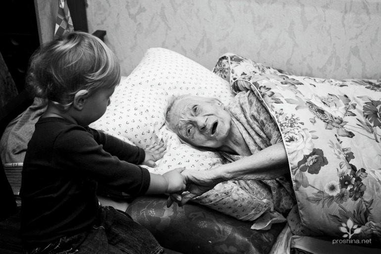 Сборы маленького Алексея в церковь