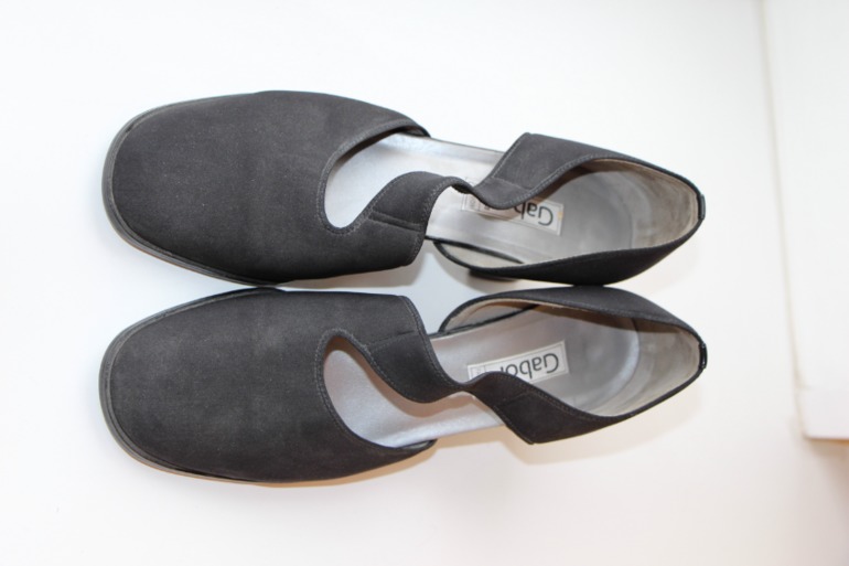 Отдам туфельки черные,39,5 - 40 р.