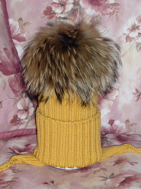 Шапочки с мех помпонами, детские и взрослые, итальянский меринос, машинная и ручная вязка на заказ