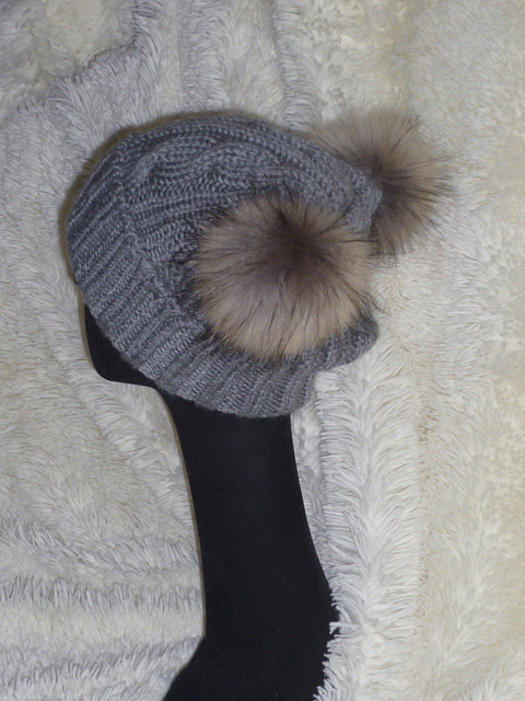 ЖЕНСКИЕ ШАПКИ c мех помпонами, В НАЛИЧИИ и на заказ (заказы беру выборочно при наличии у меня нужных