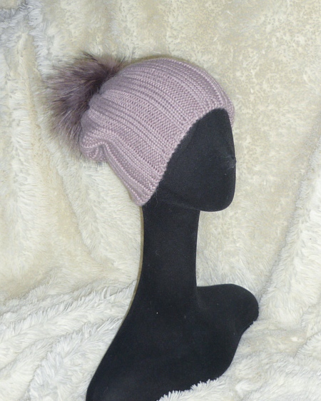 ЖЕНСКИЕ ШАПКИ c мех помпонами, В НАЛИЧИИ и на заказ (заказы беру выборочно при наличии у меня нужных