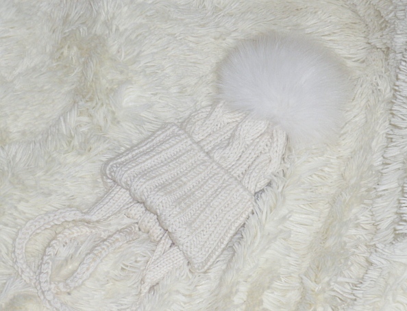 Шапочки с мех помпонами, детские и взрослые, итальянский меринос, машинная и ручная вязка на заказ