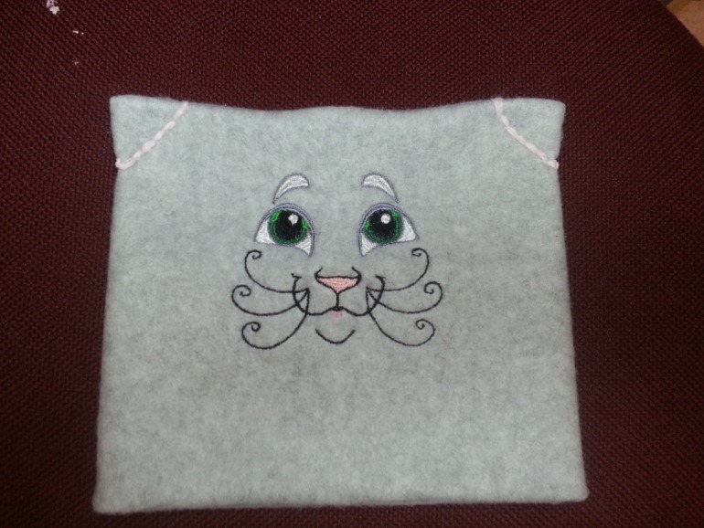 новенькие шапки