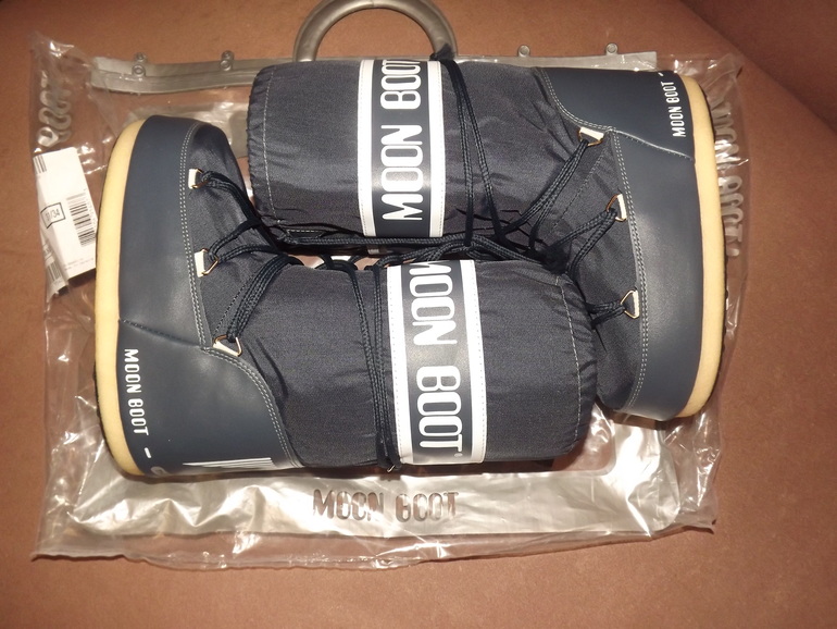 Продам новые Moon Boot, р-р 31-34. Цена 3700. Почта