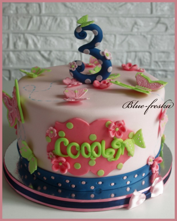 С бабочками.