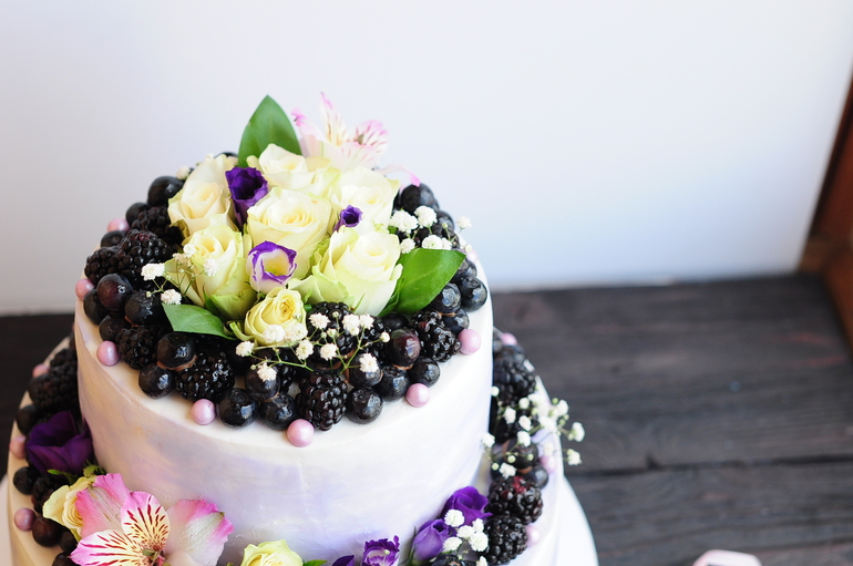 Украсить торт живыми. Украшение торта живыми цветами. Торт с живыми цветами. Торт с живыми цветами и ягодами. Торт украшенный цветами живыми.