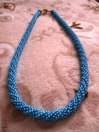 Еще один жгутик из бисера бирюзовый.