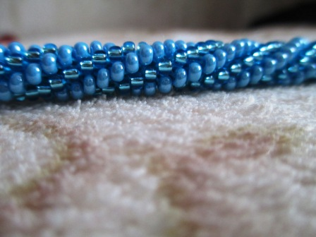 Еще один жгутик из бисера бирюзовый.