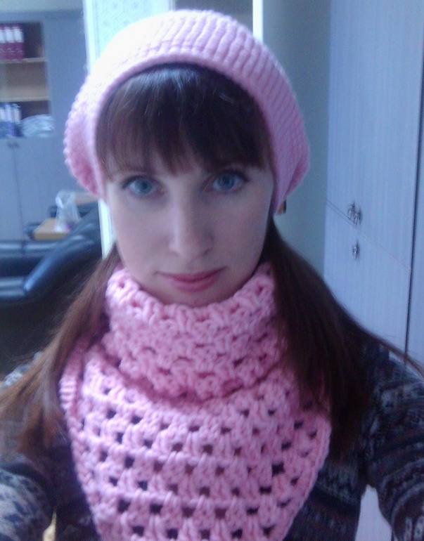 Связалось для себя любимой беретик и шарфик-треуголый