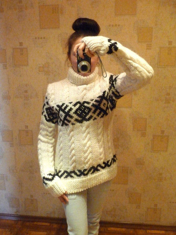 Женский свитер с орнаментом и косами)