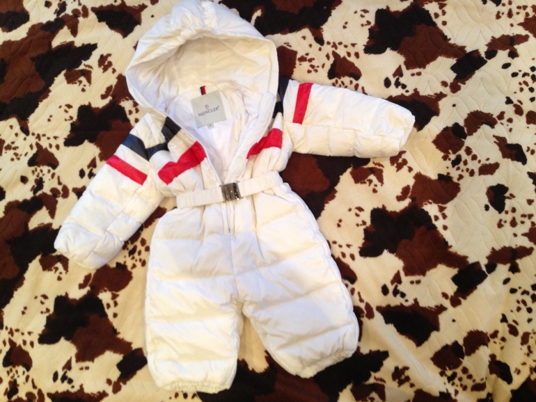 продам демисезонный комбинезон Moncler