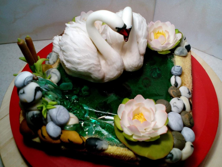 Торт с лебедями из фруктов