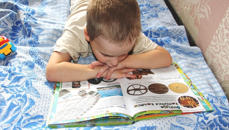 Помогла сыну читать. Ребенок объясняет. Наука для детей. Дети и наука фото. Усидчивость.