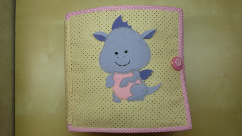 Книжечка с дракошей.