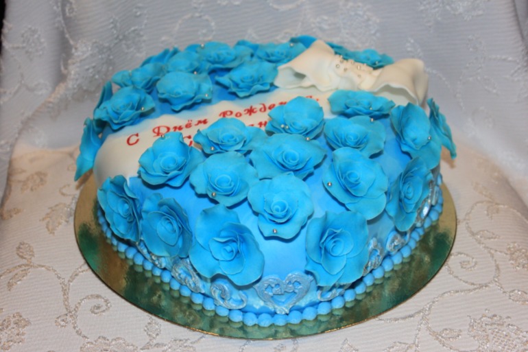 Это уже пятый тортик с этими розами....и почему-то голубыми))