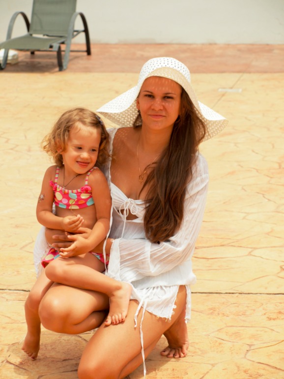 Кусочек лета. Тройняшки у басейна.