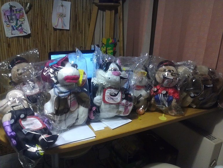 Нереально прикольный подарок, музыкальная, поющая игрушка (они открывают рты и двигаются в такт песн