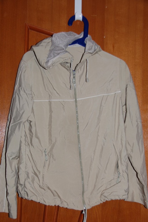 отдам на девочку подростка, р-р 40-42 б/у. м. Савеловская