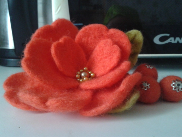 броши из шерсти и браслет