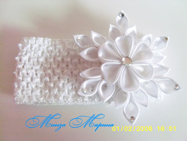 У нас сегодня идет первый снег, и вот моя первая снежинка