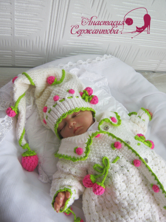 Вязаный костюм для девочки новорожденной. Вязаный костюмчик на выписку. Вязаный комплект на выписку. Вязаный костюм на выписку. Выписка ребенка вязаным комбензонам.