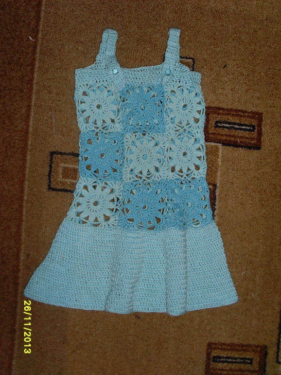 Вот какой сарафанчик дочке связала.