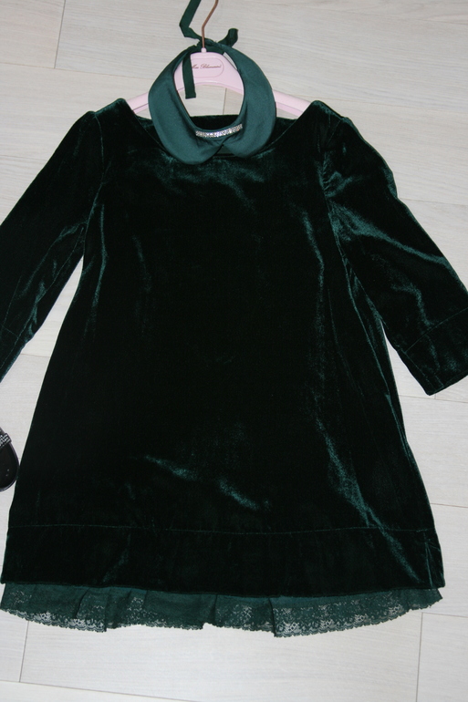 Прошу совета. Какой воротничок сюда больше подходит?