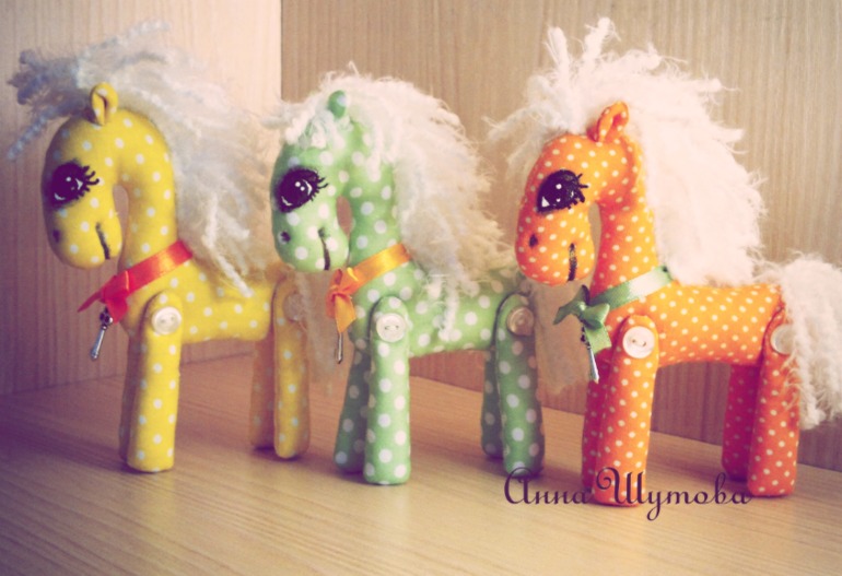 Белогривые лошадки)))