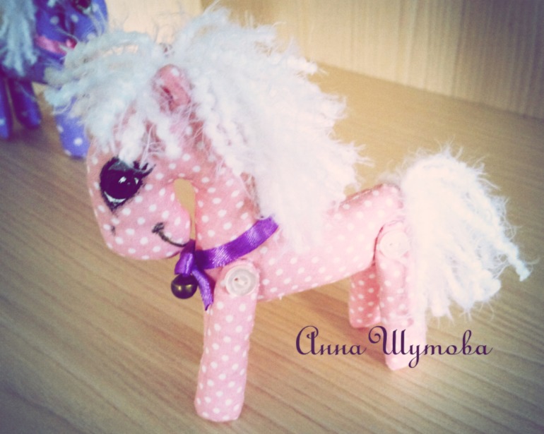 Белогривые лошадки.