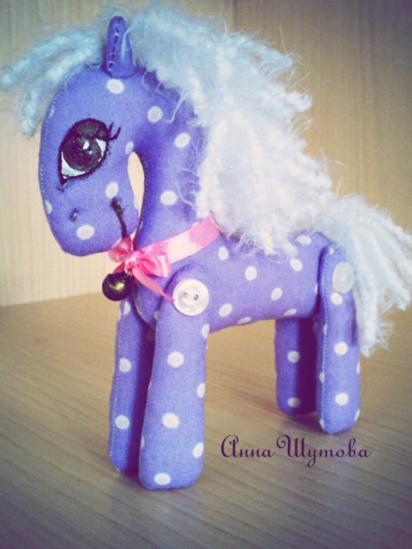 Белогривые лошадки.