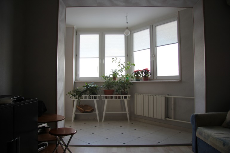 как оформить окно в гостиной. .......