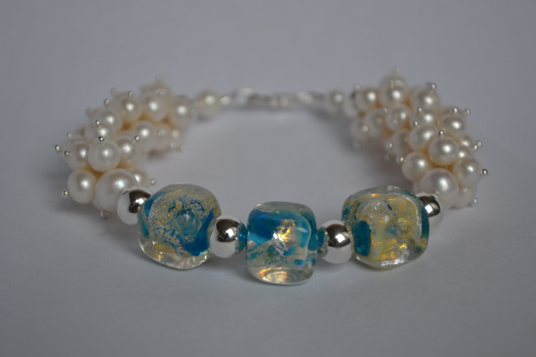 комплект браслет+серьги из жемчуга и lampwork бусин