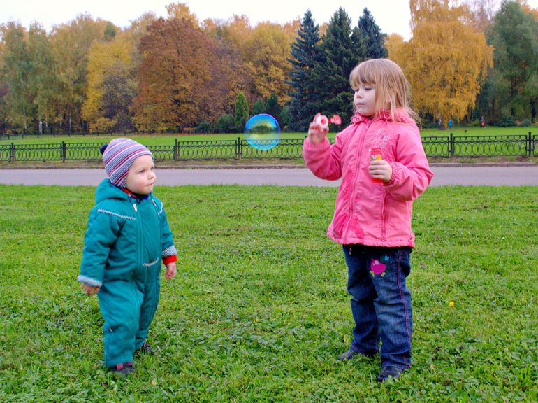 " Мыльные пузыри и осенью любимая забава "