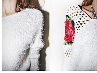 Белый мохеровый свитер с вязаной крючком розой на рукаве - 980руб.