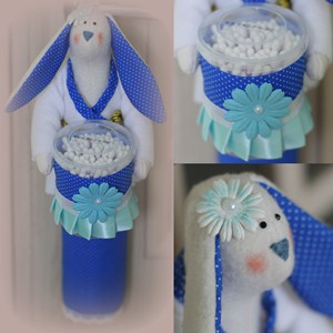 Девочка в синем-хранительница ватных палочек и дисков