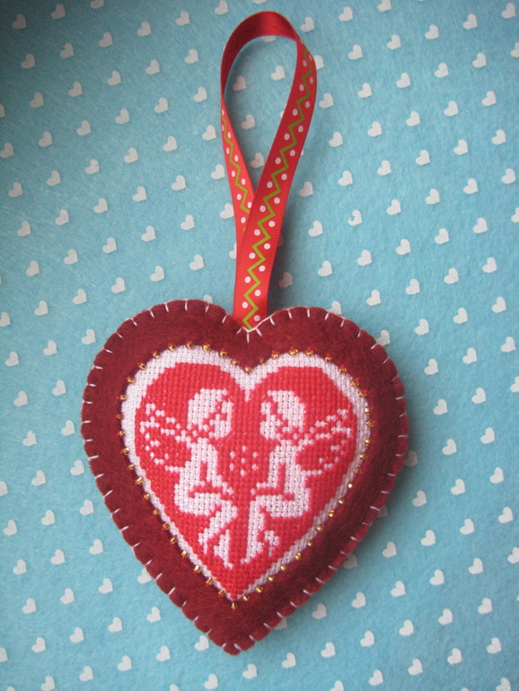 Елочные игрушки ищут дом