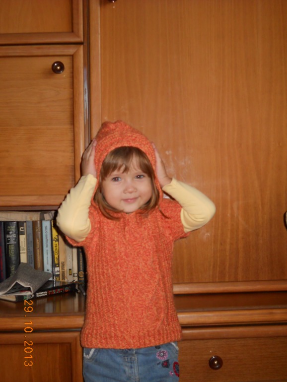 Кофточка с капюшоном