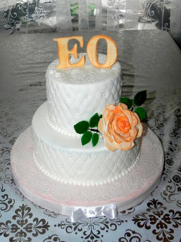 Первый свадебный и первый двухъярусный.