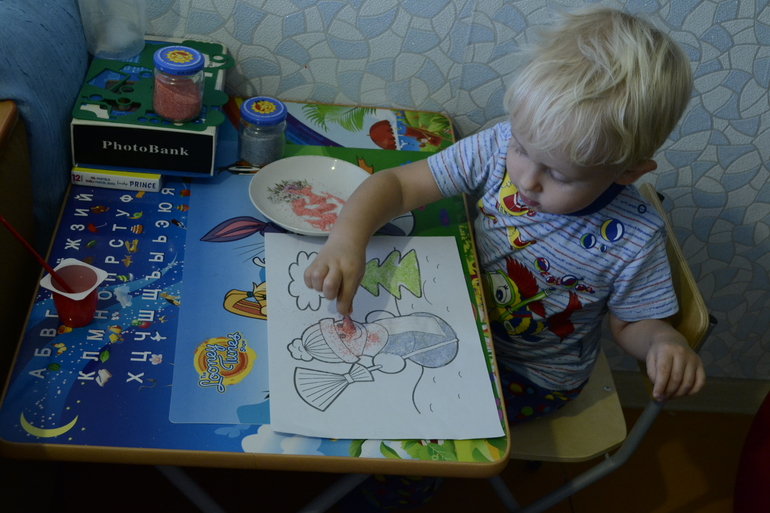 Рисуем манкой (2 года 1 месяц)