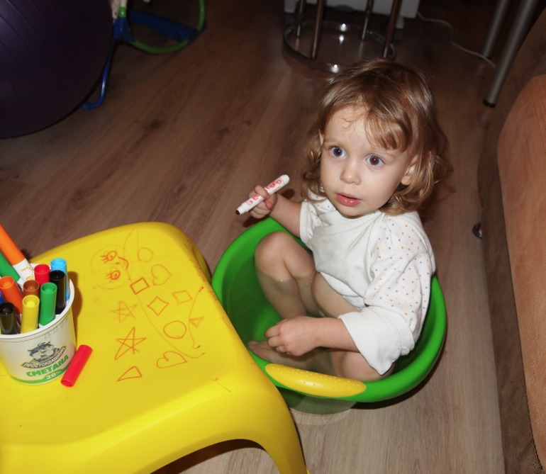 Любитнльница порисовать (на себе (фото))