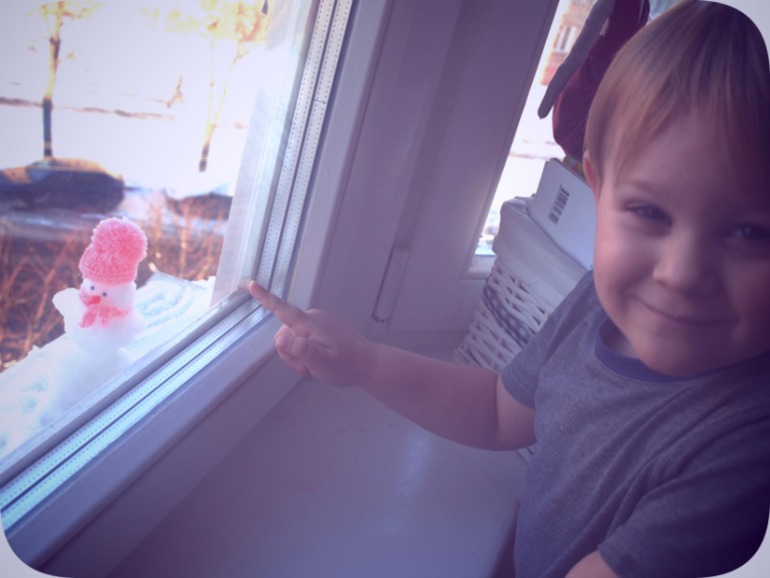 Снеговик на подоконнике