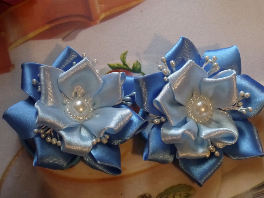 Сине - голубые цветочки на резинках.