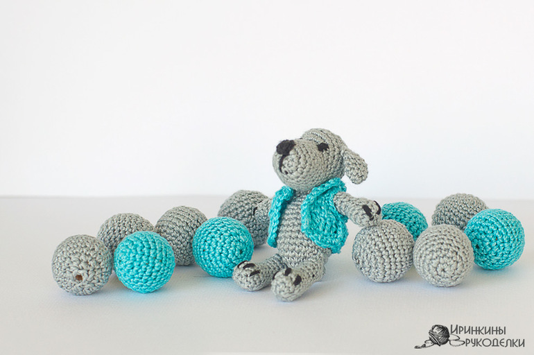 Можжевеловые бусы с игрушкой