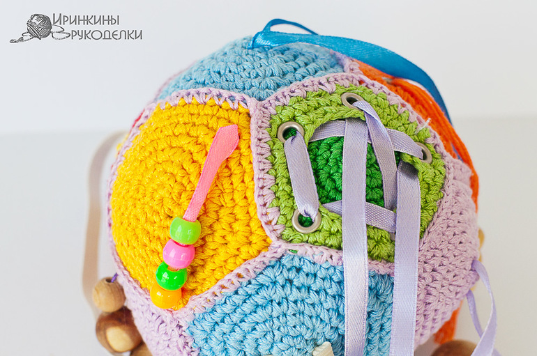 Вязанный шар развивайка