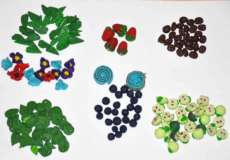 Есть и малинки, и черника, и яблоки, и цветы и кофейные зерна.