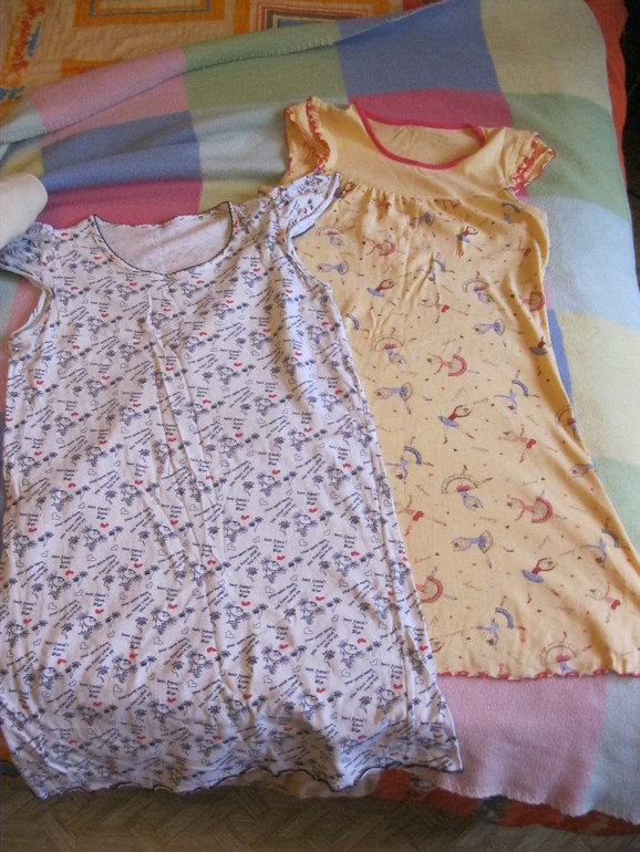 Отдам даром женские и детские вещи.